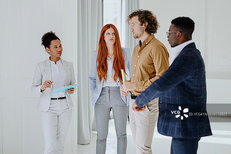 商业伙伴探讨公司新商业地产图片素材