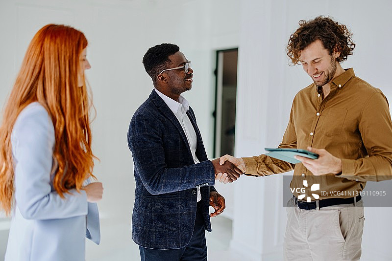 就新商业地产达成协议后，商业伙伴握手图片素材