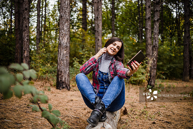 在户外享受美好春日的年轻女子图片素材