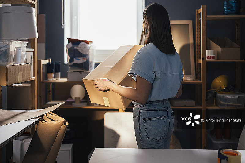 女企业家在她的仓库工作图片素材