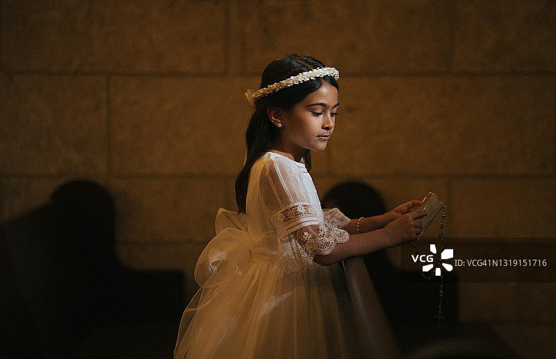 西班牙裔女孩的初领圣餐图片素材