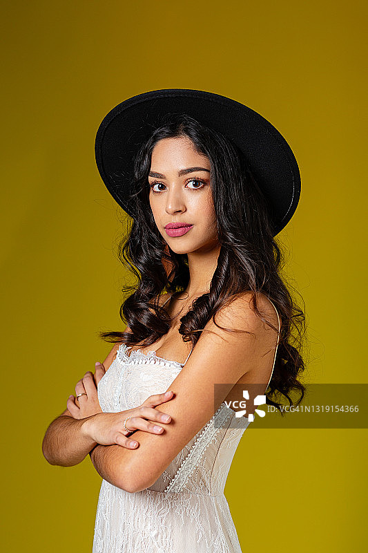 戴黑色帽子的美丽女人图片素材