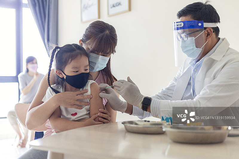 小男孩在儿科诊所接种疫苗图片素材