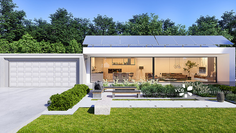 带太阳能电池板屋顶的豪华别墅外观：带座位的露台和带鲜花灌木的花园图片素材
