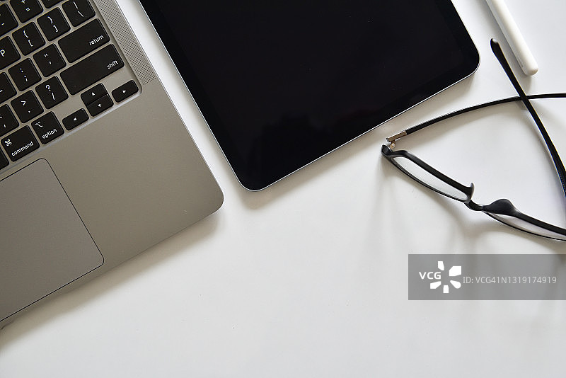 办公桌上的空白数位板电脑图片素材