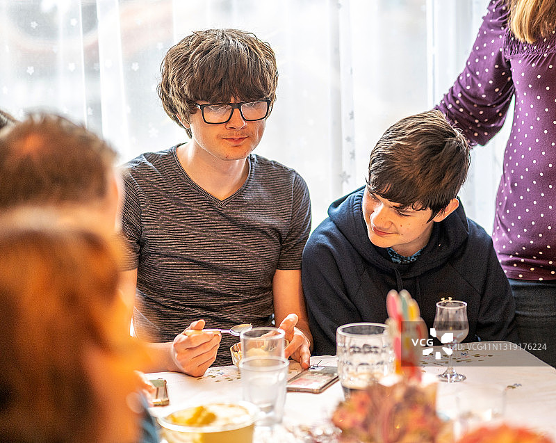 青少年男孩参加家庭生日派对图片素材