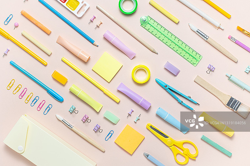 俯视图的彩色框架横幅与学校用品。粉彩背景与复制空间。回到学校的概念。图片素材