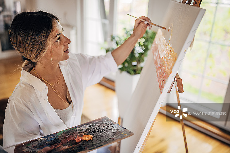 在家创作的美丽女画家图片素材