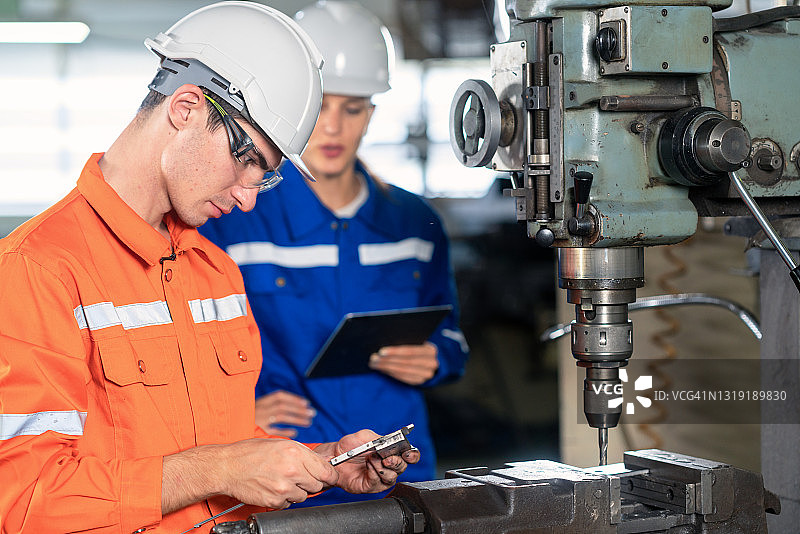 专业工程师用卡尺检测金属零件精度图片素材