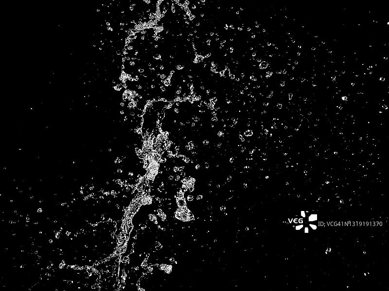 黑色背景上的水滴和飞溅图片素材