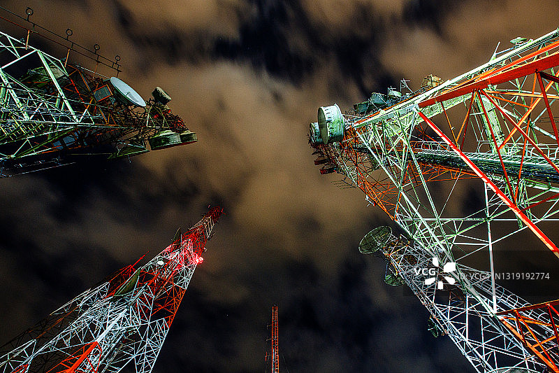 电信塔的地面视角图片素材