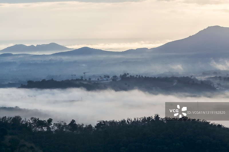 清晨薄雾图片素材