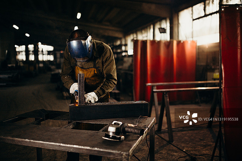 在工厂工作的焊工图片素材