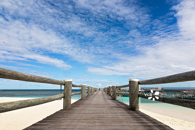 通向海洋的木制码头图片素材