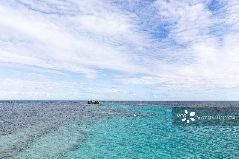 珊瑚礁边缘的海洋沉船图片素材