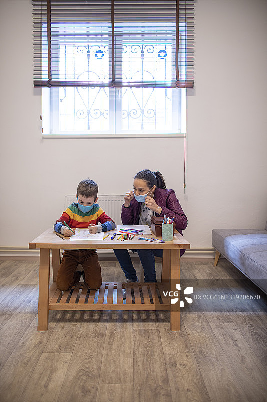 疫情期间心理治疗师与男孩进行游戏治疗图片素材