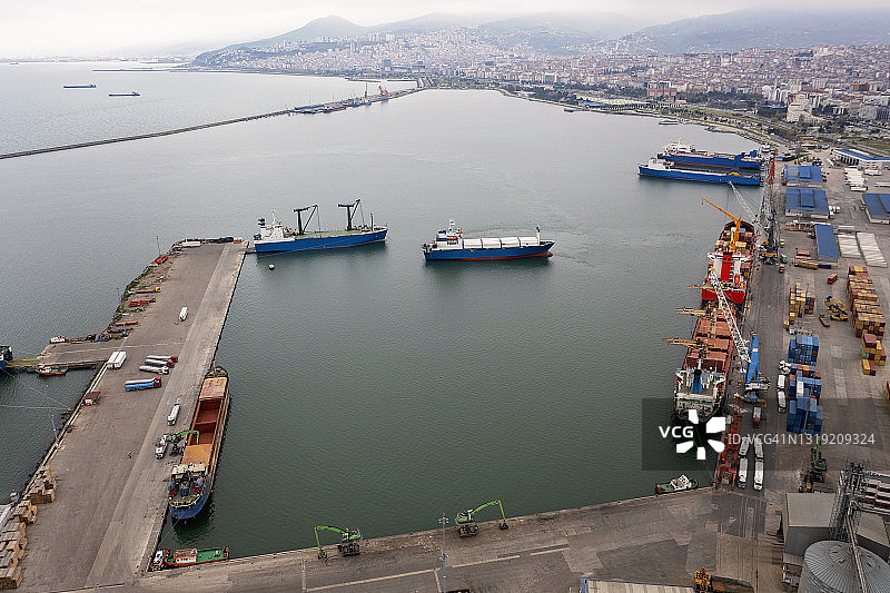 运输卡车的滚装船鸟瞰图图片素材