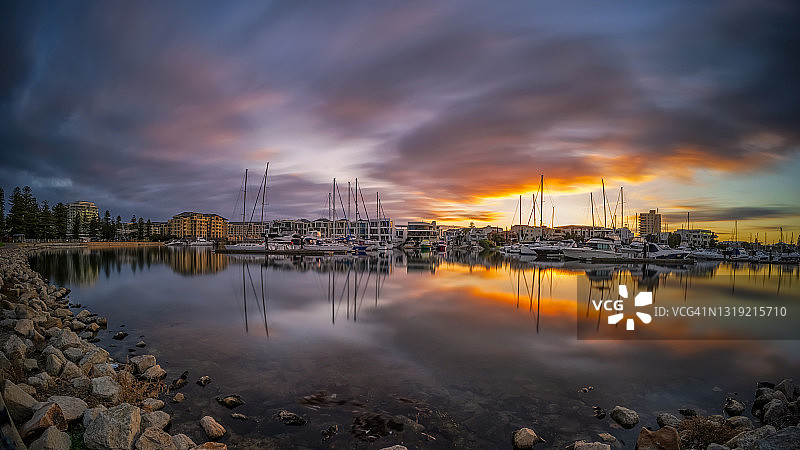 格莱内尔格码头日落图片素材