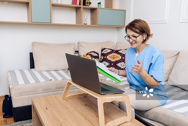 在线咨询患者的中年医生图片素材