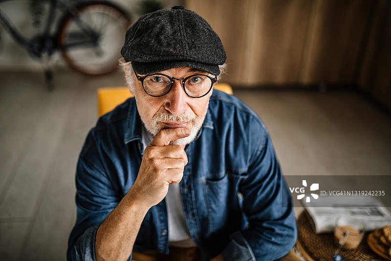 戴帽子和眼镜的英俊白胡子老人肖像图片素材