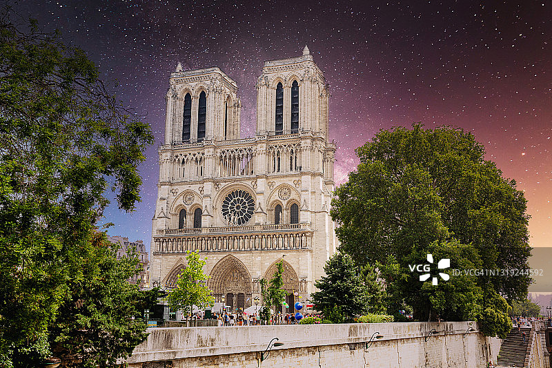夜幕下的巴黎圣母院图片素材