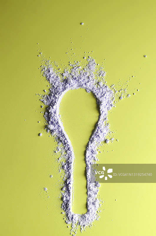 黄色背景上的面粉勺子轮廓图片素材