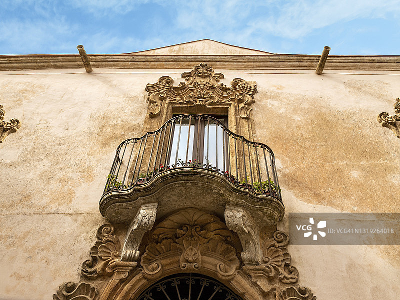 带锻铁阳台和灰泥檐口的意大利房屋外墙图片素材