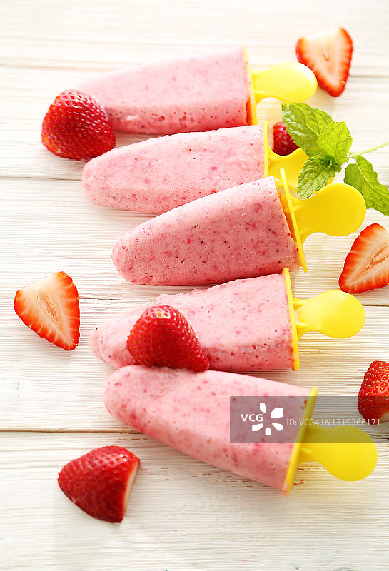 草莓冰淇淋图片素材