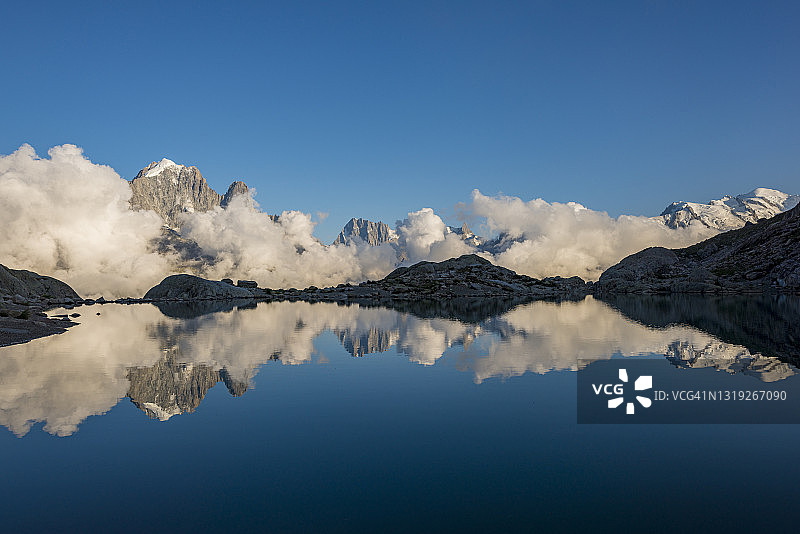 霞慕尼附近勃朗峰徒步路线上的Lac Blanc湖（法国阿尔卑斯山）图片素材