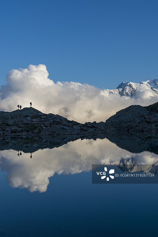 霞慕尼附近法国阿尔卑斯山勃朗峰徒步路线中，在Lac Blanc倒影中的徒步者图片素材