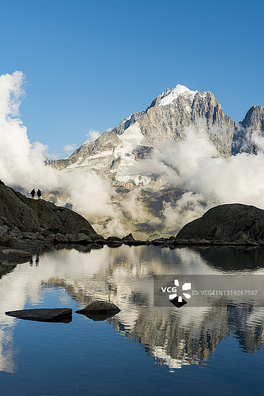 霞慕尼附近法国阿尔卑斯山勃朗峰徒步路线中，在Lac Blanc倒影中的徒步者图片素材