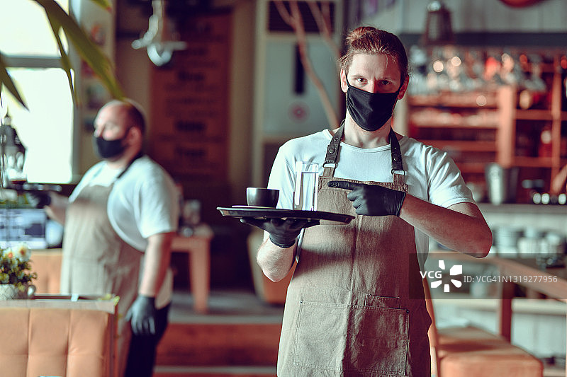 发髻和口罩服务员指向酒吧的咖啡折扣图片素材