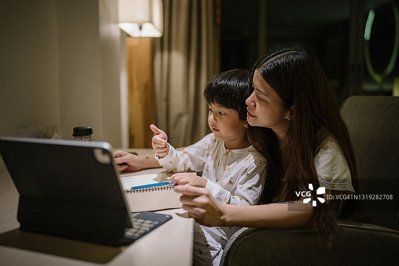 母亲辅导儿子在家学习图片素材