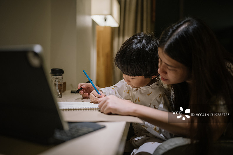 母亲辅导儿子在家学习图片素材