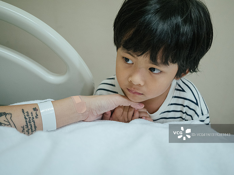 儿子牵着母亲的手图片素材