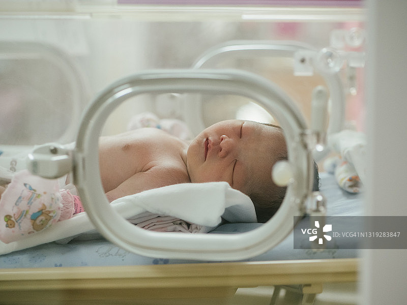 熟睡的新生儿宝宝图片素材