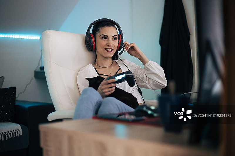 年轻女人玩电脑游戏图片素材