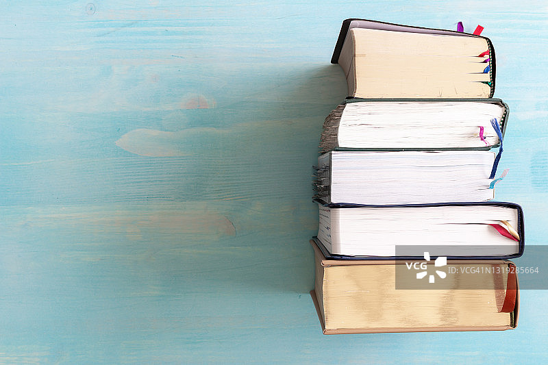 蓝色木板上的堆叠书籍图片素材