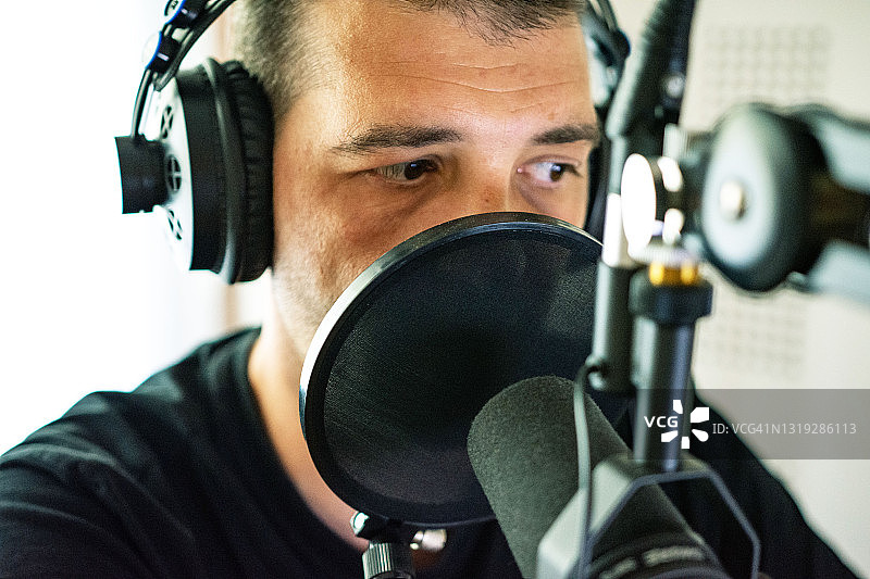 英俊的男电台主持人在演播室图片素材