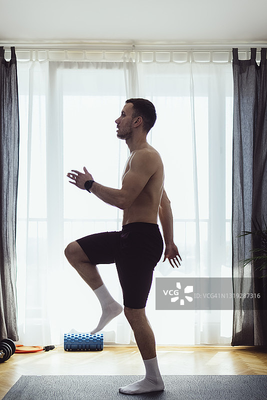 在家慢跑的健壮男人图片素材