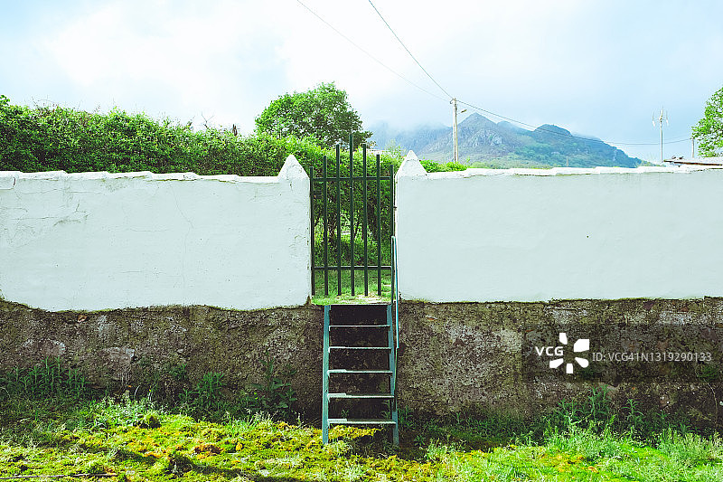 白色石墙与金属门图片素材