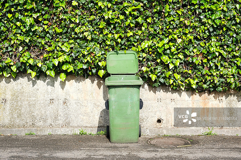 绿色垃圾容器图片素材
