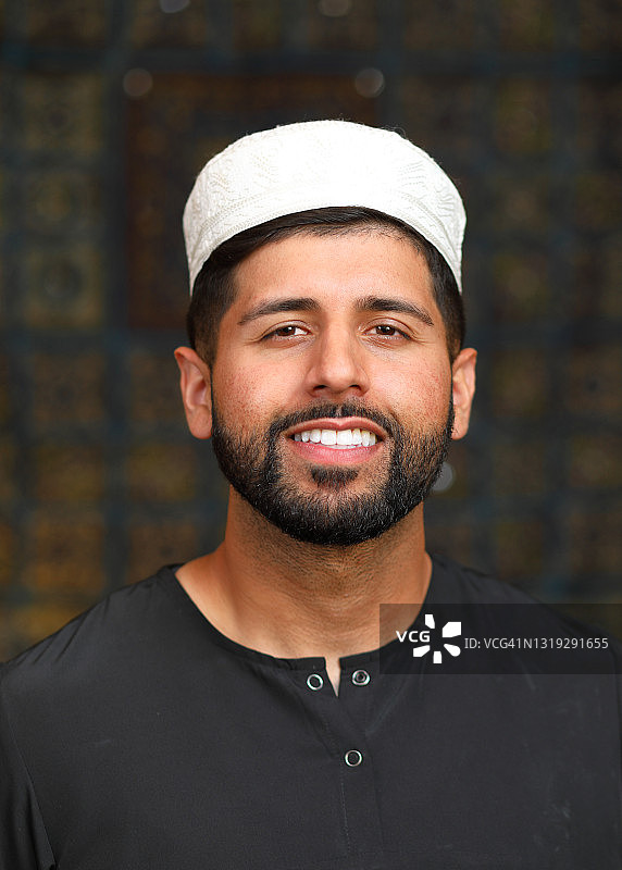 中东男人微笑图片素材