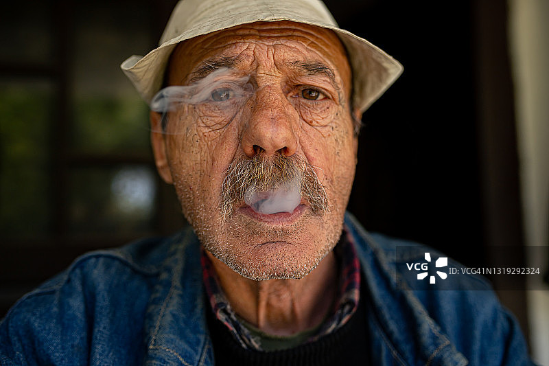 享受吸烟的男人肖像图片素材