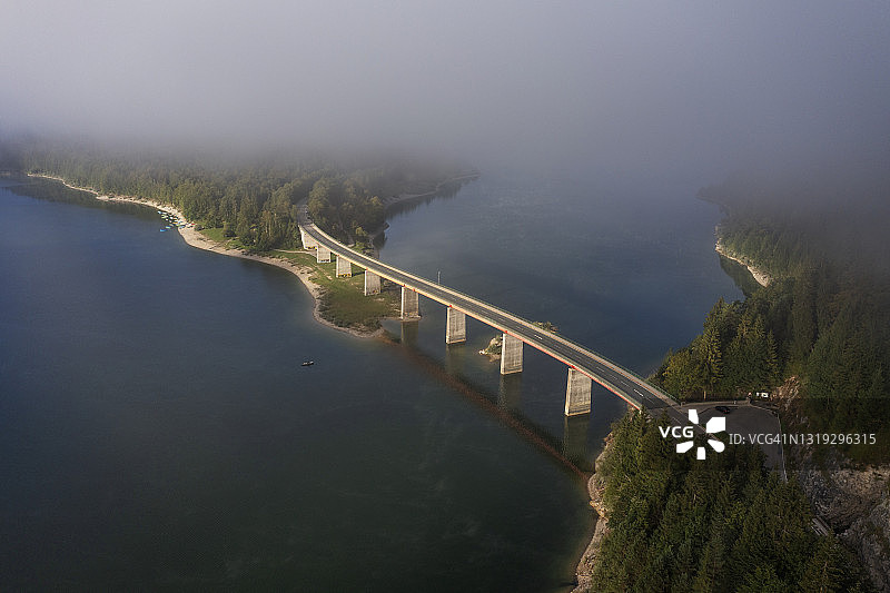 德国巴伐利亚，雾秋季：西尔文施泰因湖大桥航拍图片素材