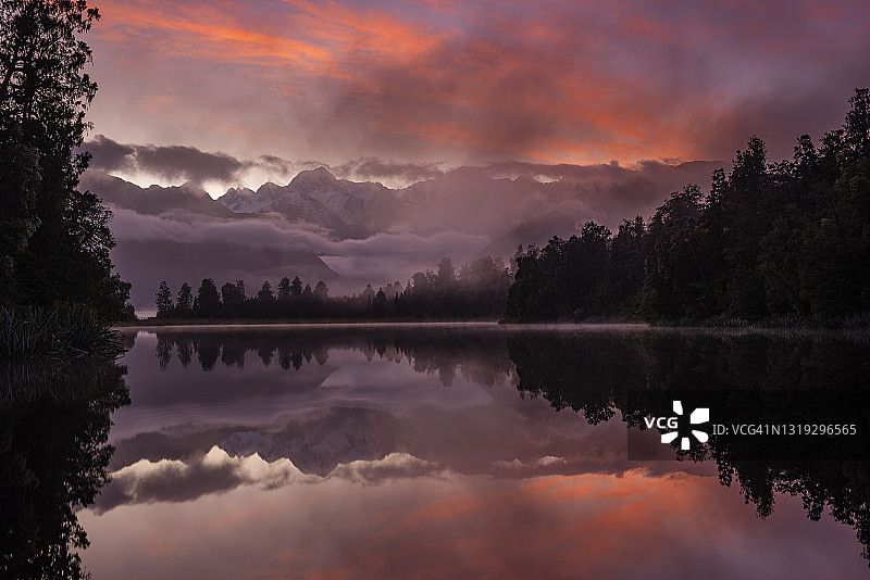 日出时分，库克山和塔斯曼山倒映在马瑟森湖中，新西兰南岛图片素材