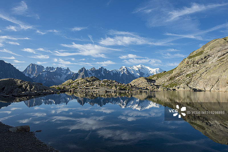 霞慕尼附近勃朗峰徒步路线上的Lac Blanc湖（法国阿尔卑斯山）图片素材