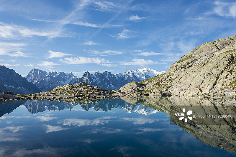 霞慕尼附近勃朗峰徒步路线上的Lac Blanc湖（法国阿尔卑斯山）图片素材
