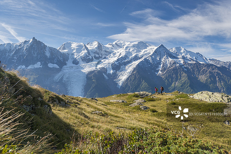 在法国阿尔卑斯山霞慕尼附近GR5徒步路线上的贝拉查特避难所附近的徒步者图片素材