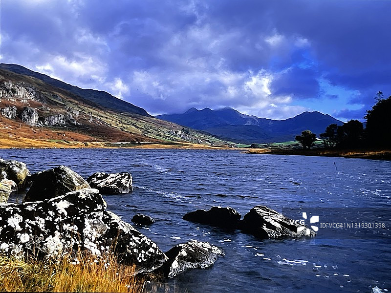卡佩尔柯里格岩石湖畔风光，北威尔士图片素材